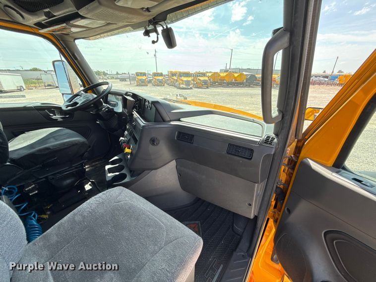 image for item ET6428 2024 International LT625 semi truck