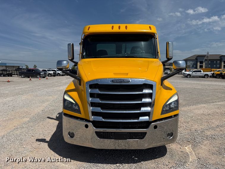 image for item ET6429 2022 Freightliner Cascadia 126 semi truck