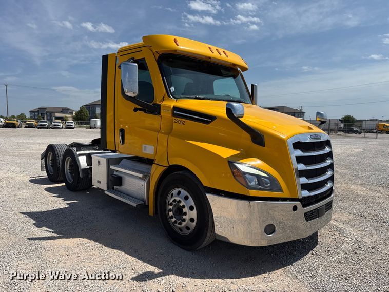 image for item ET6429 2022 Freightliner Cascadia 126 semi truck