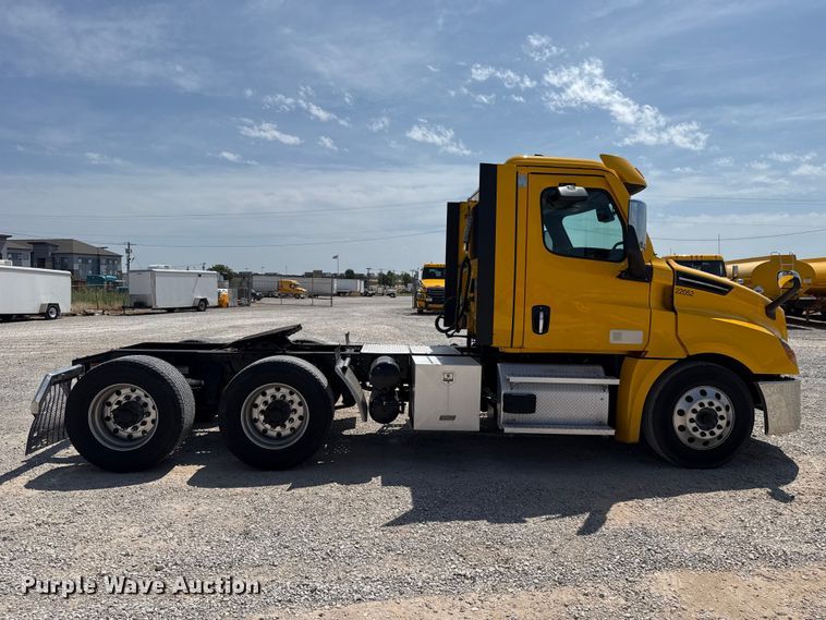 image for item ET6429 2022 Freightliner Cascadia 126 semi truck