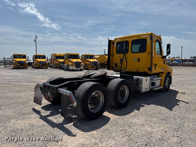 image for item ET6429 2022 Freightliner Cascadia 126 semi truck