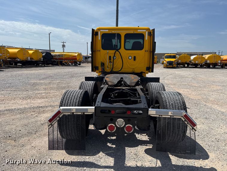 image for item ET6429 2022 Freightliner Cascadia 126 semi truck
