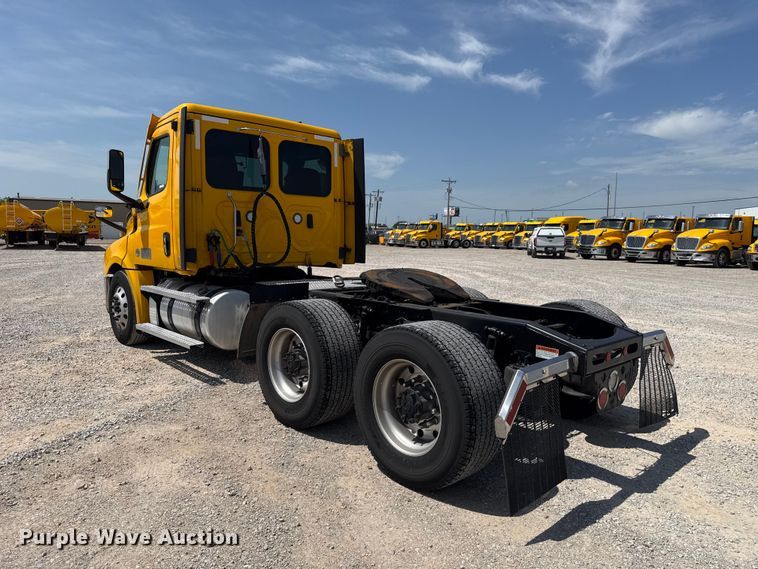 image for item ET6429 2022 Freightliner Cascadia 126 semi truck