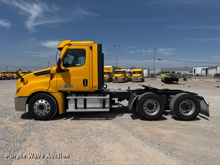 image for item ET6429 2022 Freightliner Cascadia 126 semi truck