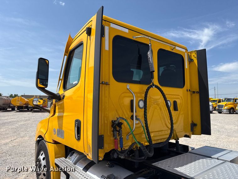 image for item ET6429 2022 Freightliner Cascadia 126 semi truck