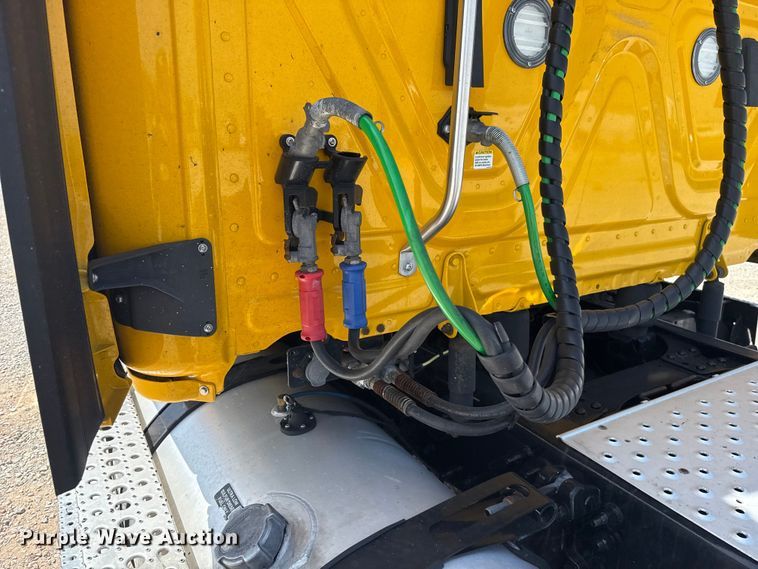 image for item ET6429 2022 Freightliner Cascadia 126 semi truck