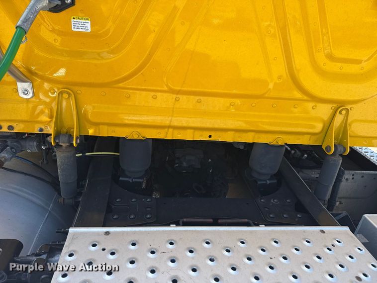 image for item ET6429 2022 Freightliner Cascadia 126 semi truck