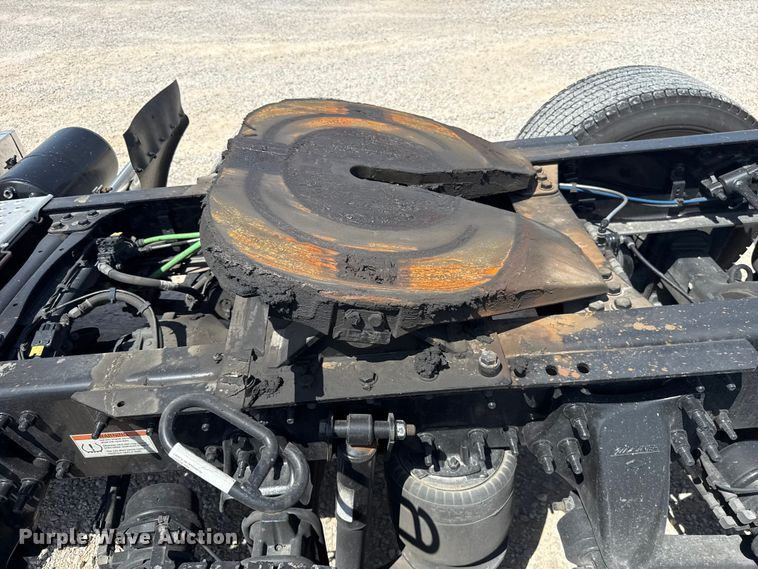 image for item ET6429 2022 Freightliner Cascadia 126 semi truck