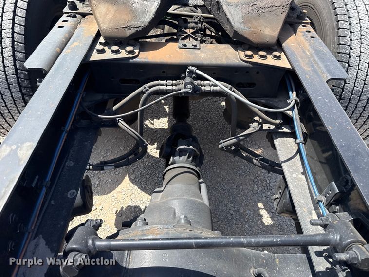 image for item ET6429 2022 Freightliner Cascadia 126 semi truck
