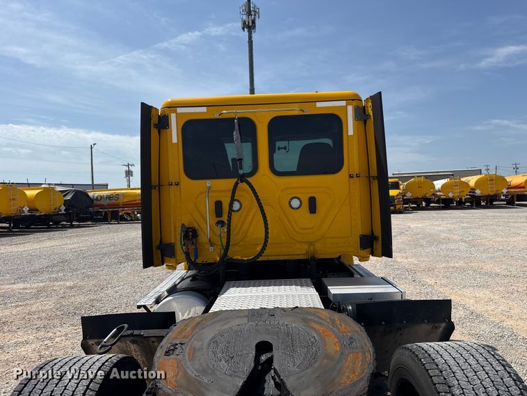 image for item ET6429 2022 Freightliner Cascadia 126 semi truck