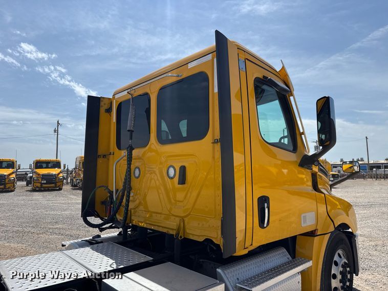image for item ET6429 2022 Freightliner Cascadia 126 semi truck