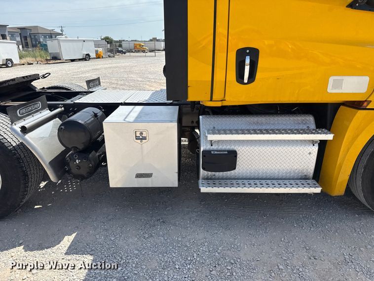 image for item ET6429 2022 Freightliner Cascadia 126 semi truck