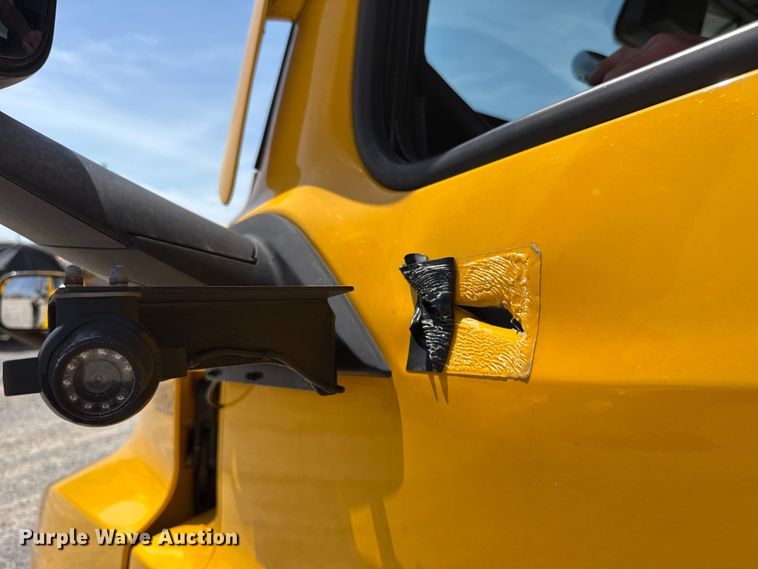 image for item ET6429 2022 Freightliner Cascadia 126 semi truck