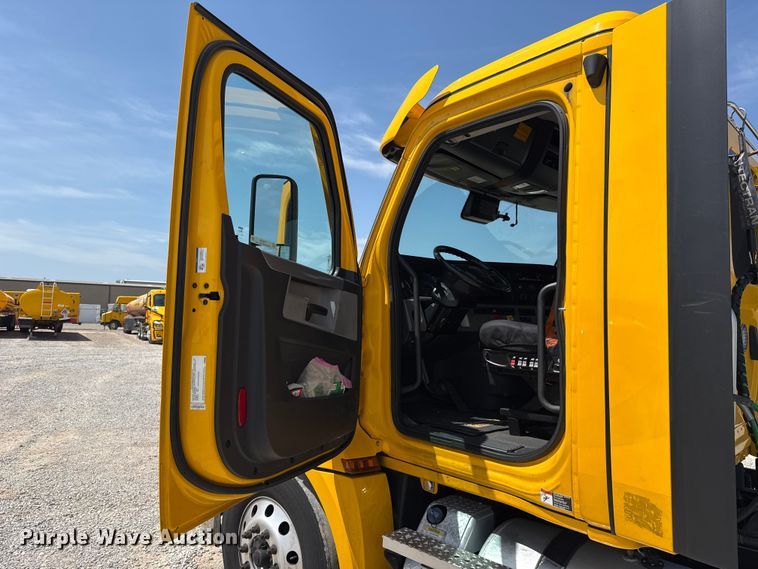 image for item ET6429 2022 Freightliner Cascadia 126 semi truck