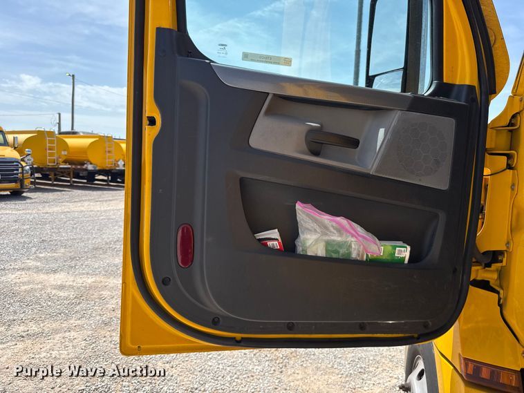 image for item ET6429 2022 Freightliner Cascadia 126 semi truck
