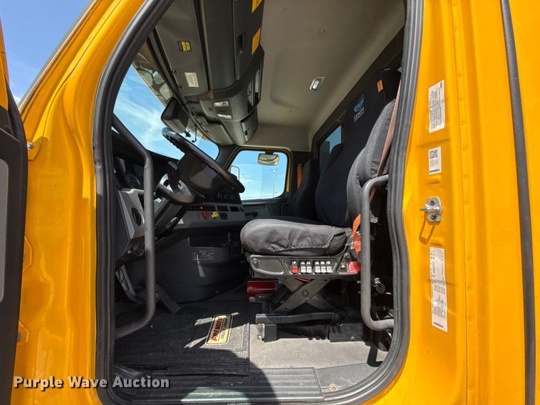 image for item ET6429 2022 Freightliner Cascadia 126 semi truck