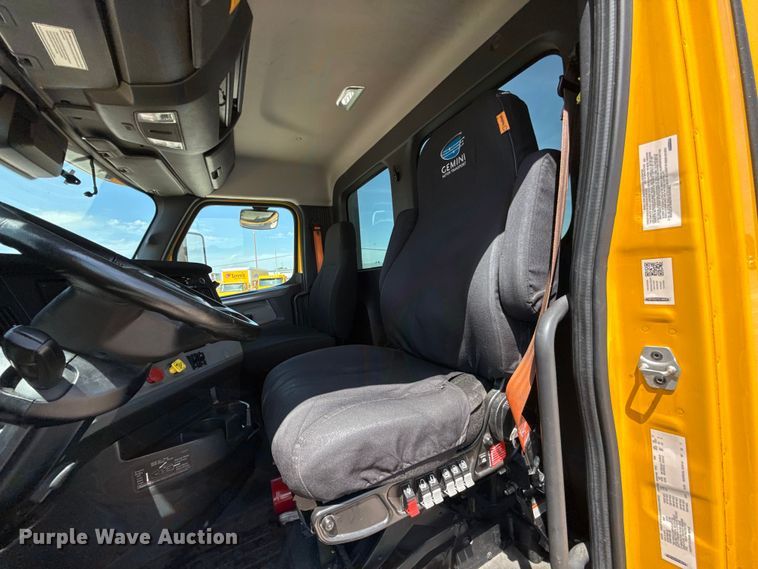 image for item ET6429 2022 Freightliner Cascadia 126 semi truck
