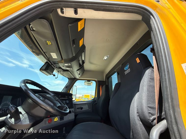 image for item ET6429 2022 Freightliner Cascadia 126 semi truck