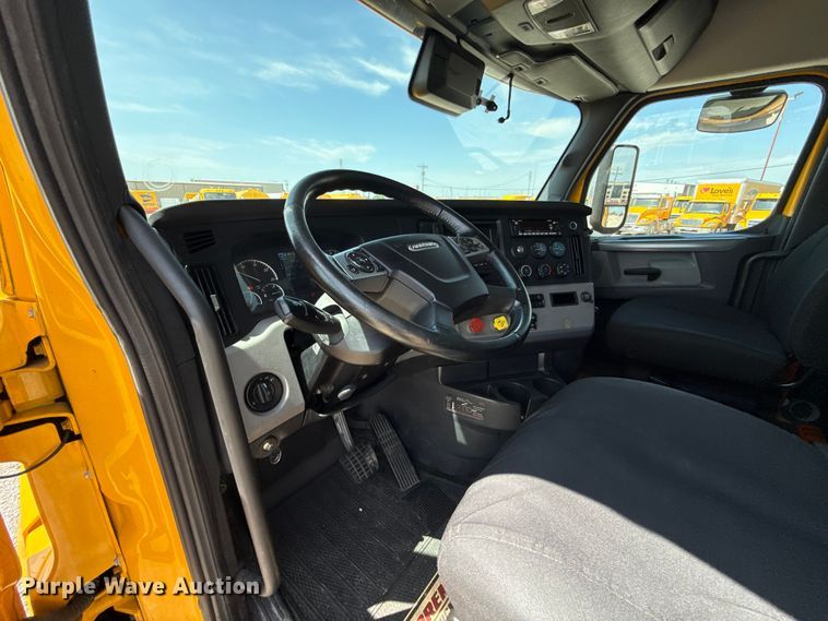 image for item ET6429 2022 Freightliner Cascadia 126 semi truck
