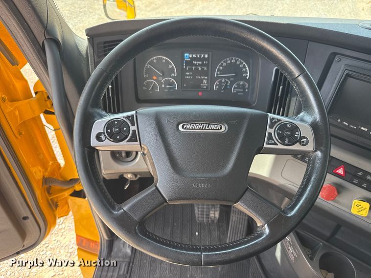 image for item ET6429 2022 Freightliner Cascadia 126 semi truck