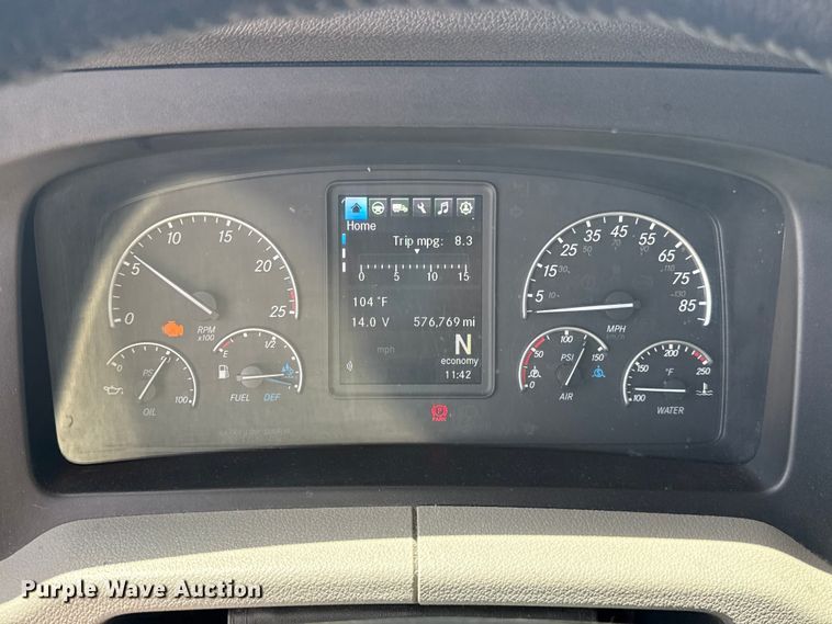 image for item ET6429 2022 Freightliner Cascadia 126 semi truck