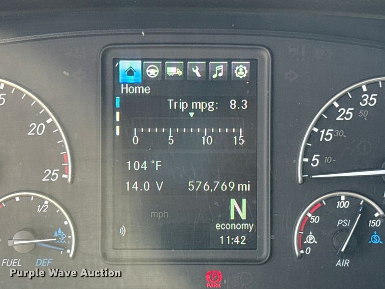 image for item ET6429 2022 Freightliner Cascadia 126 semi truck