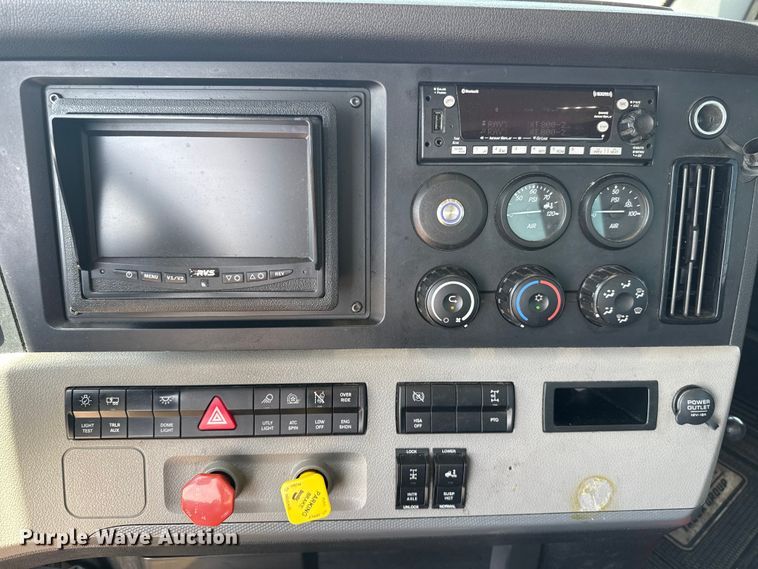 image for item ET6429 2022 Freightliner Cascadia 126 semi truck