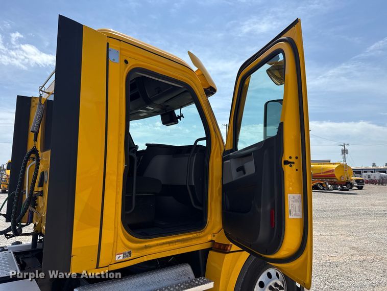 image for item ET6429 2022 Freightliner Cascadia 126 semi truck