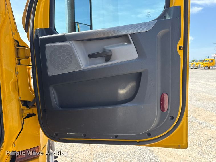 image for item ET6429 2022 Freightliner Cascadia 126 semi truck