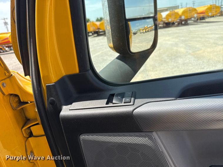 image for item ET6429 2022 Freightliner Cascadia 126 semi truck