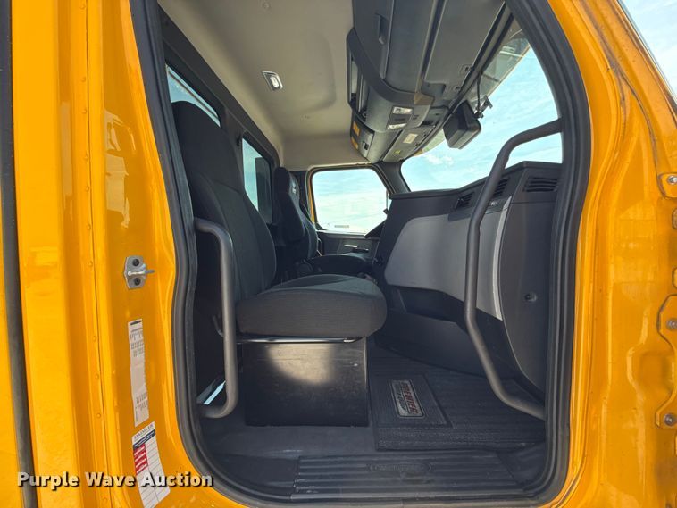 image for item ET6429 2022 Freightliner Cascadia 126 semi truck
