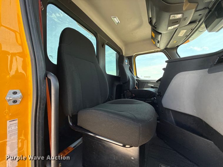 image for item ET6429 2022 Freightliner Cascadia 126 semi truck