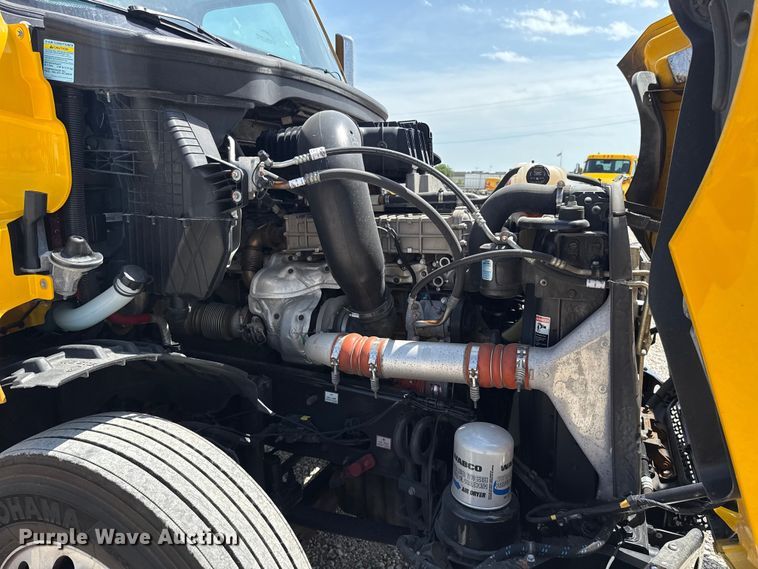 image for item ET6429 2022 Freightliner Cascadia 126 semi truck