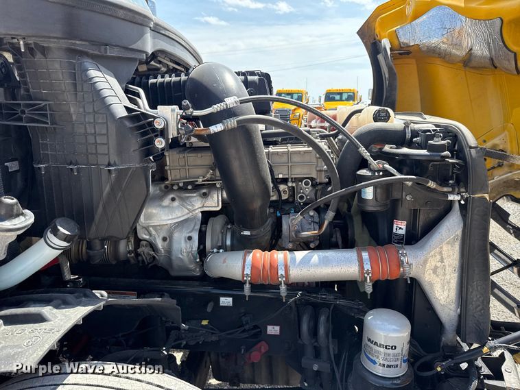 image for item ET6429 2022 Freightliner Cascadia 126 semi truck