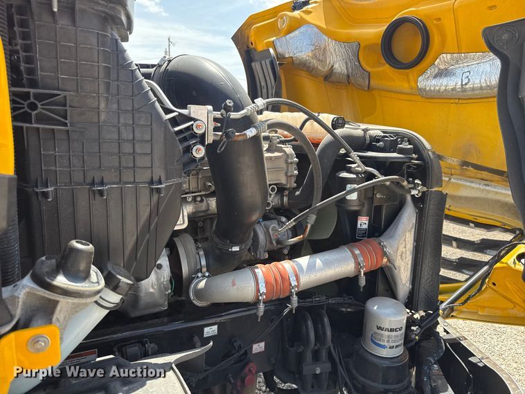 image for item ET6429 2022 Freightliner Cascadia 126 semi truck