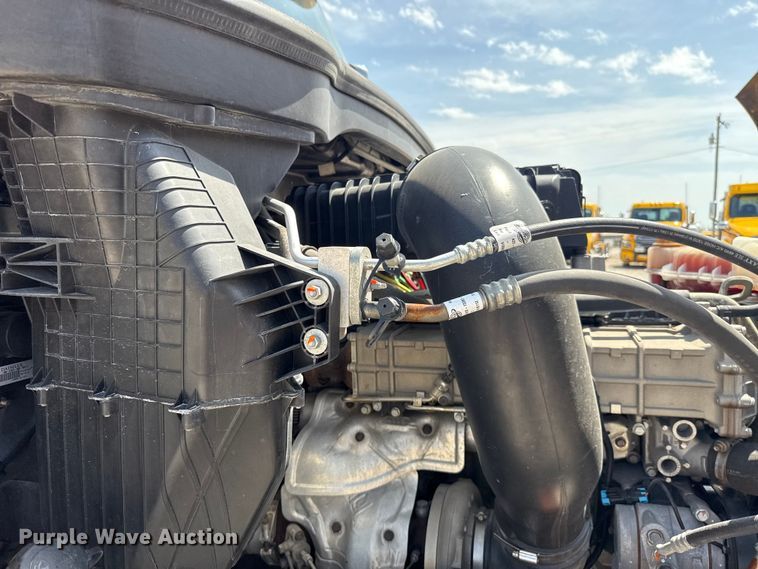 image for item ET6429 2022 Freightliner Cascadia 126 semi truck