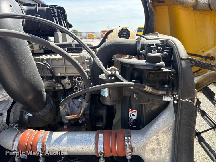 image for item ET6429 2022 Freightliner Cascadia 126 semi truck