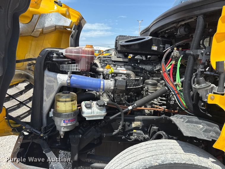 image for item ET6429 2022 Freightliner Cascadia 126 semi truck