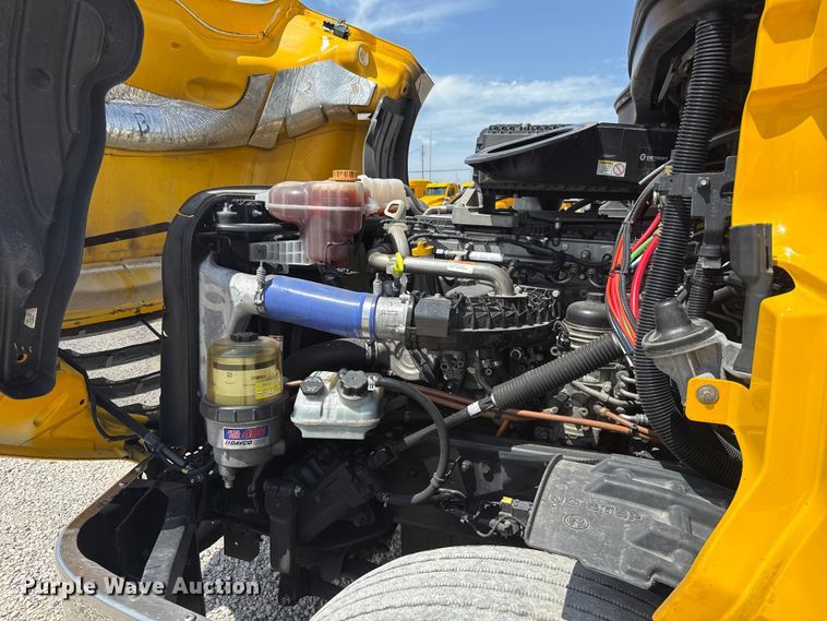 image for item ET6429 2022 Freightliner Cascadia 126 semi truck