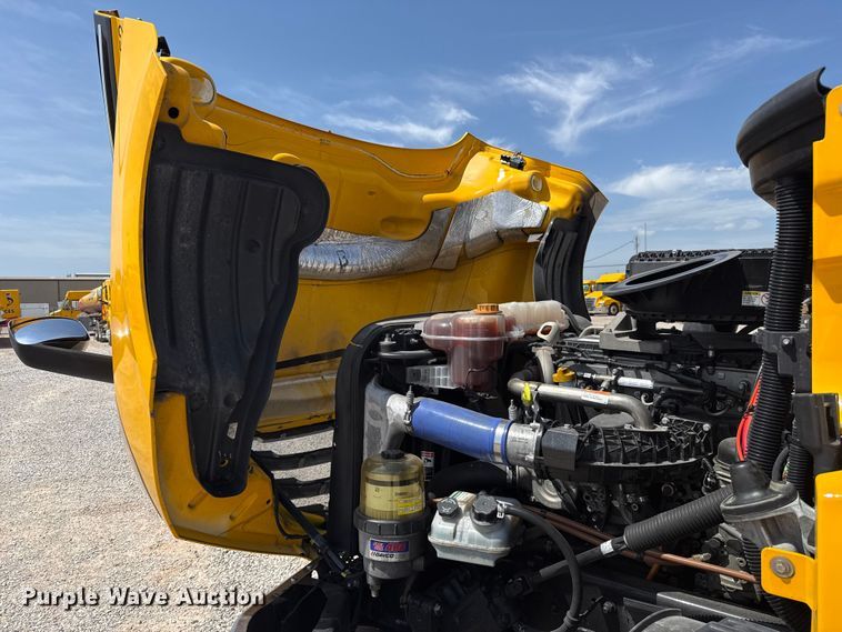 image for item ET6429 2022 Freightliner Cascadia 126 semi truck