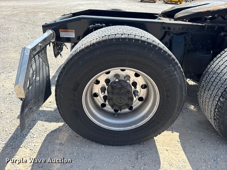 image for item ET6429 2022 Freightliner Cascadia 126 semi truck