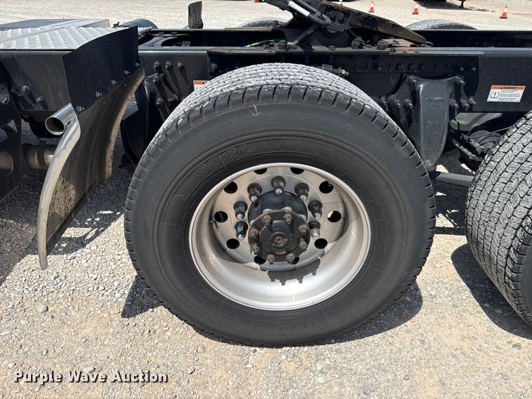 image for item ET6429 2022 Freightliner Cascadia 126 semi truck