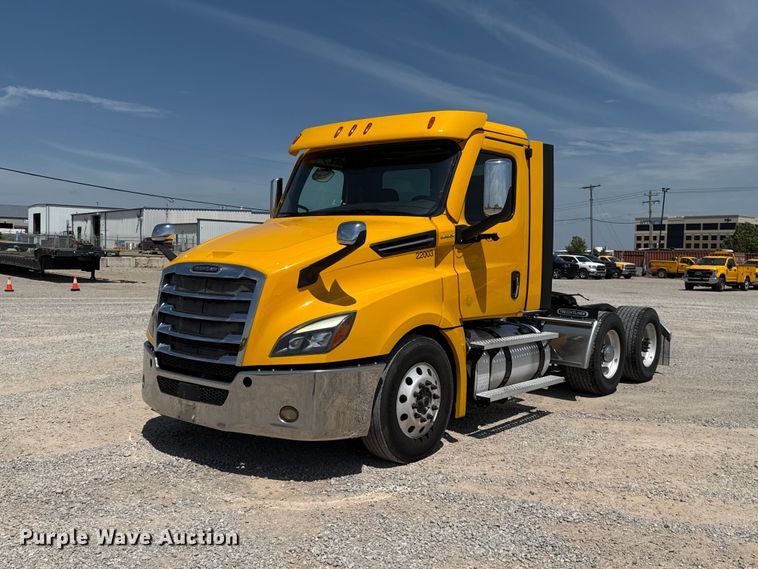 image for item ET6430 2022 Freightliner Cascadia 126 semi truck