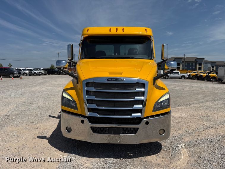 image for item ET6430 2022 Freightliner Cascadia 126 semi truck