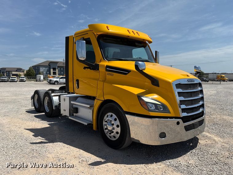 image for item ET6430 2022 Freightliner Cascadia 126 semi truck