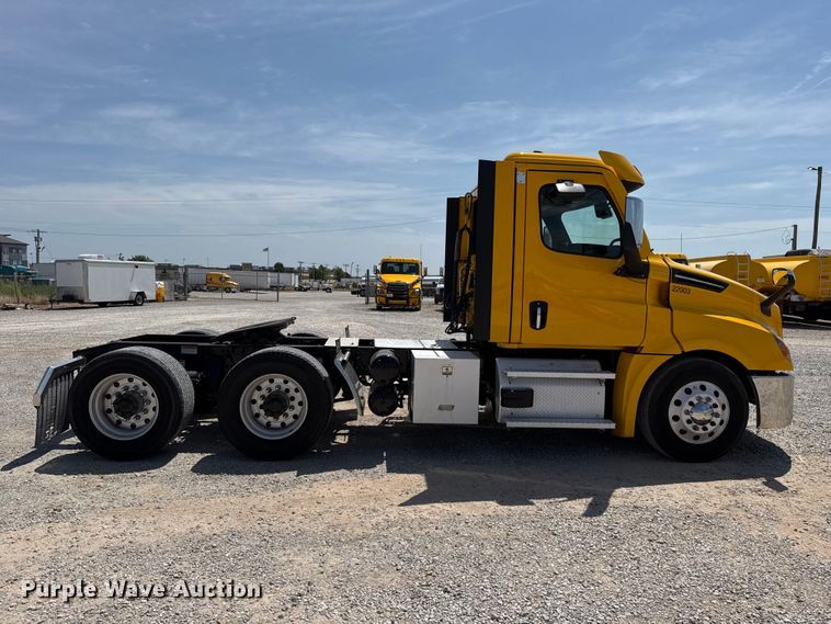 image for item ET6430 2022 Freightliner Cascadia 126 semi truck