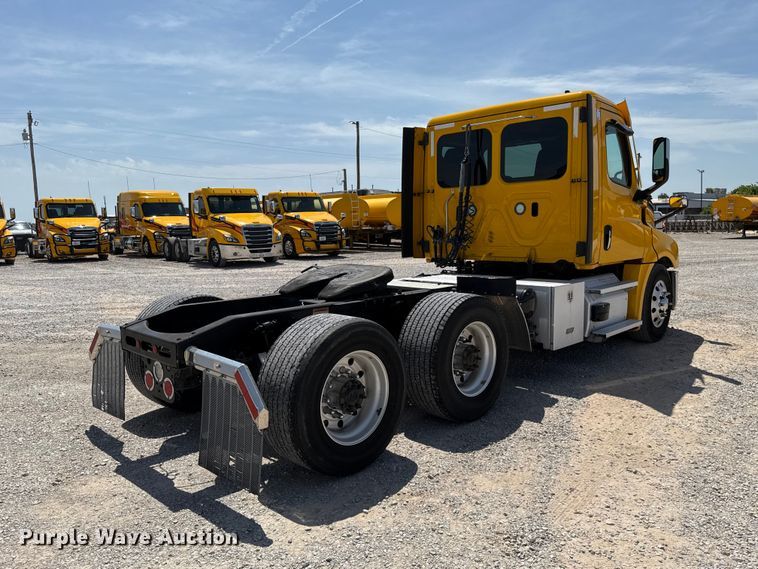 image for item ET6430 2022 Freightliner Cascadia 126 semi truck