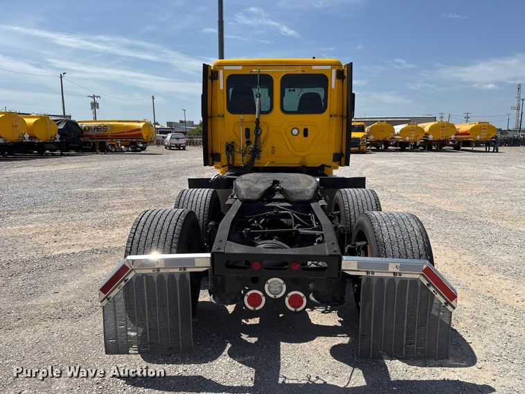 image for item ET6430 2022 Freightliner Cascadia 126 semi truck
