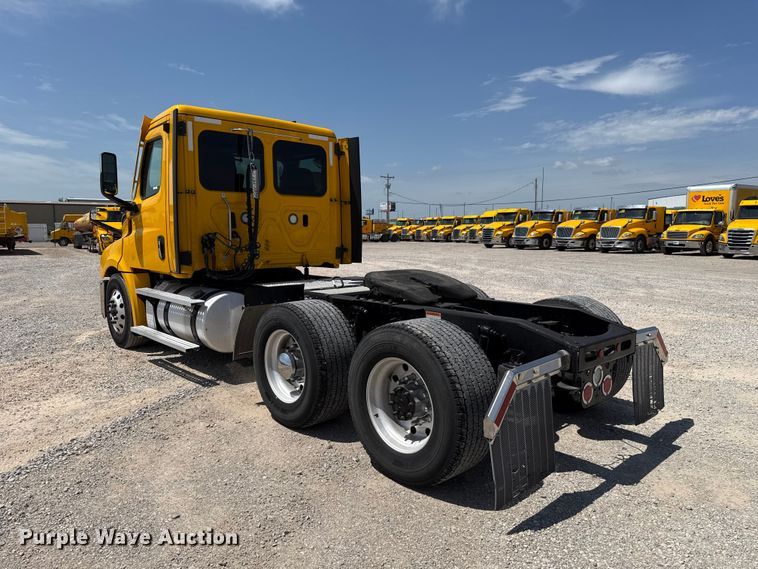 image for item ET6430 2022 Freightliner Cascadia 126 semi truck