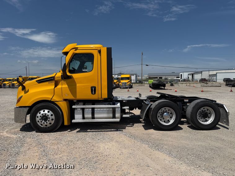 image for item ET6430 2022 Freightliner Cascadia 126 semi truck
